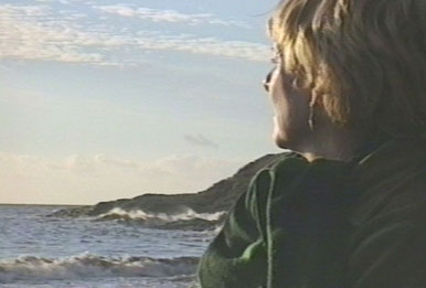 ELLE regarde la mer